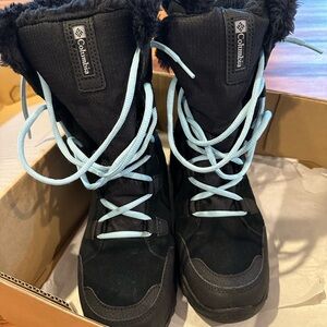 Columbia Women's Black Winter Boots with Light Blue Laces and Faux-Fur Cuff